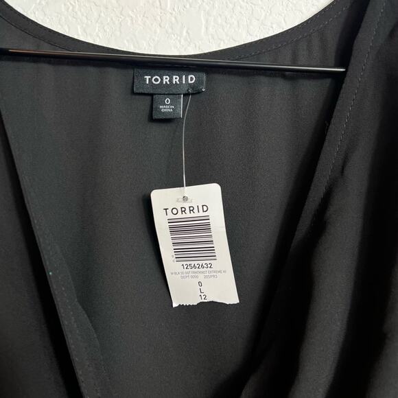 TORRID SHORT SLEEVE BLACK WOMEN PLUS SIZE 0 OR LARGE FRONT KNOT BLOUSE NEW - Picture 4 of 4